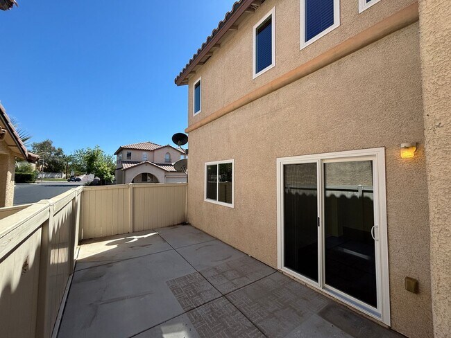 Building Photo - Beautiful 5Bed/2.5Bath/2Car home located near Seven Hills