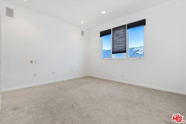 Building Photo - 211 S Valley St