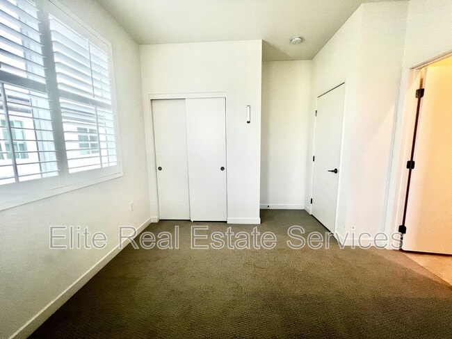 Building Photo - 5465 Seacliff Pl