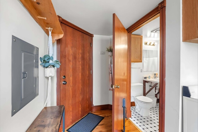 Building Photo - 402 W Dayton St