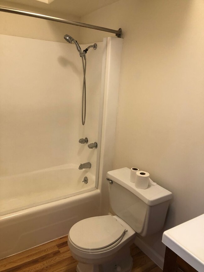 Building Photo - 2 bed, 1 bath, located on 4th floor. Inclu...