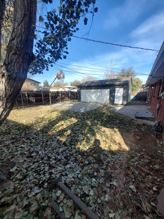 Building Photo - Spacious Ranch Style 4 BR Available in Aug...