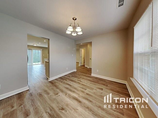 Building Photo - 4424 River Edge Dr
