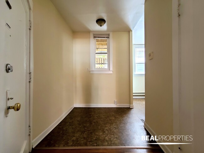Building Photo - 4423 N Wolcott Ave