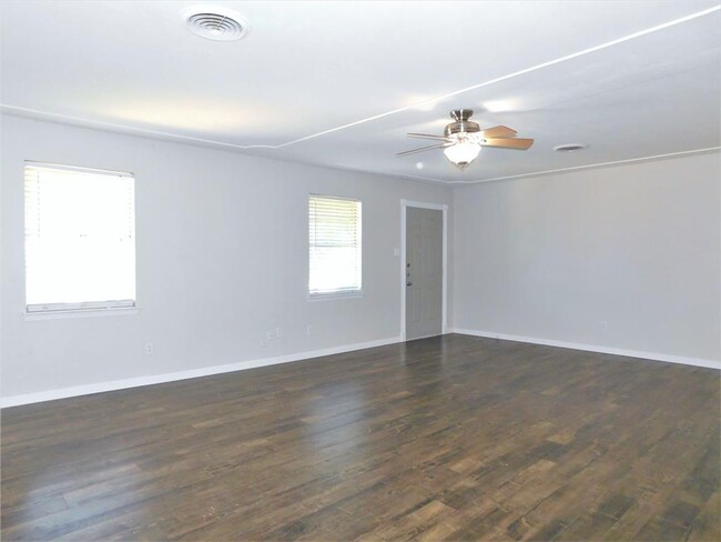 Building Photo - 720 Chisholm Trail