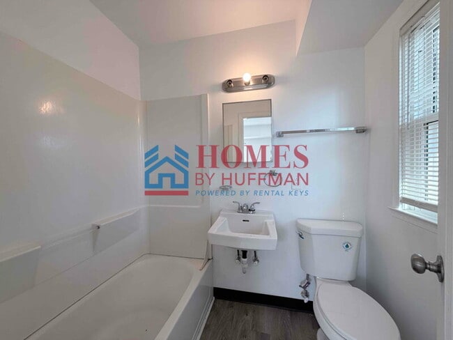 Building Photo - One Bedroom Apartment | Laundry Facility | Utilities Included