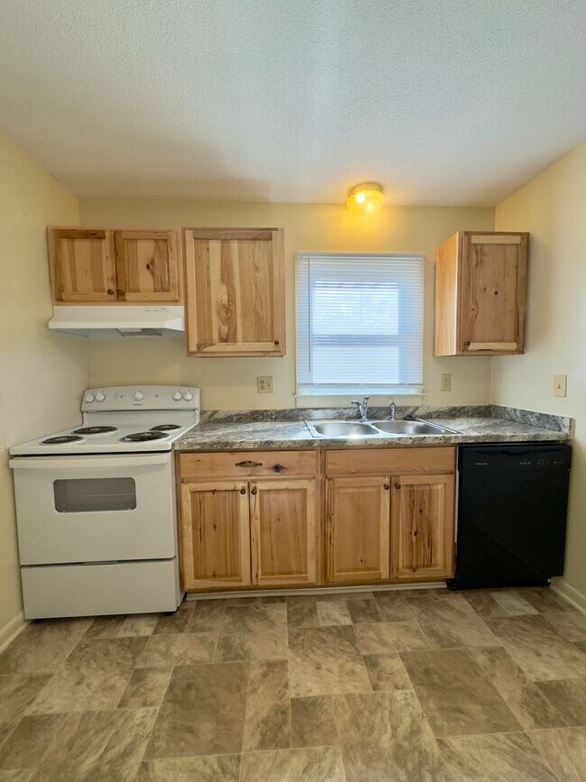 Building Photo - Townhouse for Rent