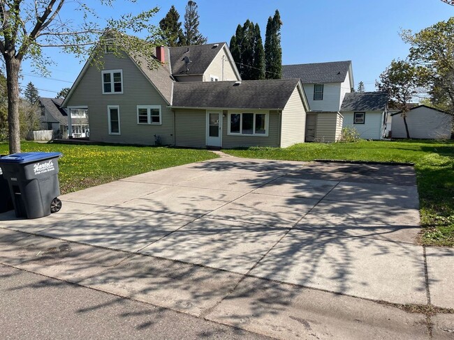 Building Photo - Large Home in the Lakeside Neighborhood