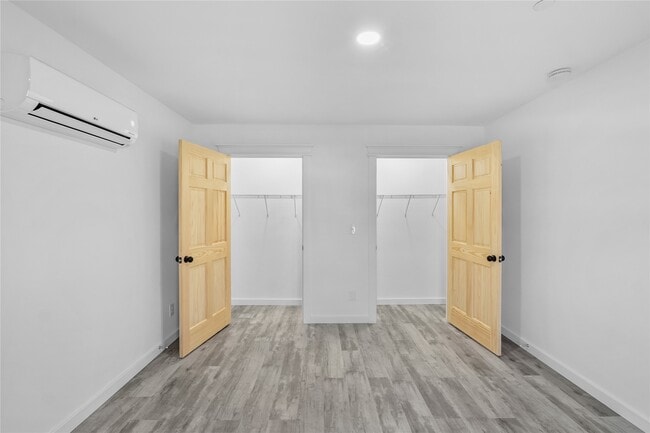 Building Photo - 423 W 3rd St