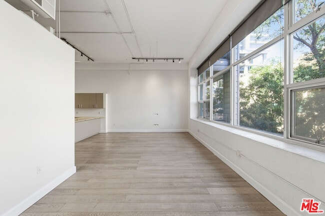 Building Photo - 1130 Flower St