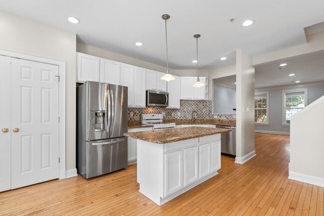 Building Photo - 2 Bed 2.5 Bath - Lakelands Townhome - Deta...
