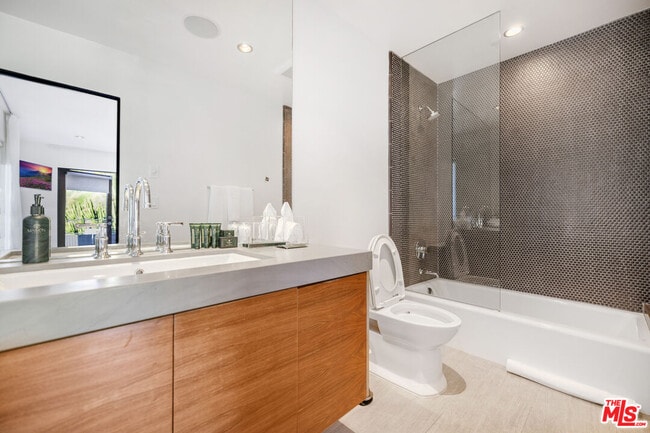 Building Photo - 1735 Summitridge Dr