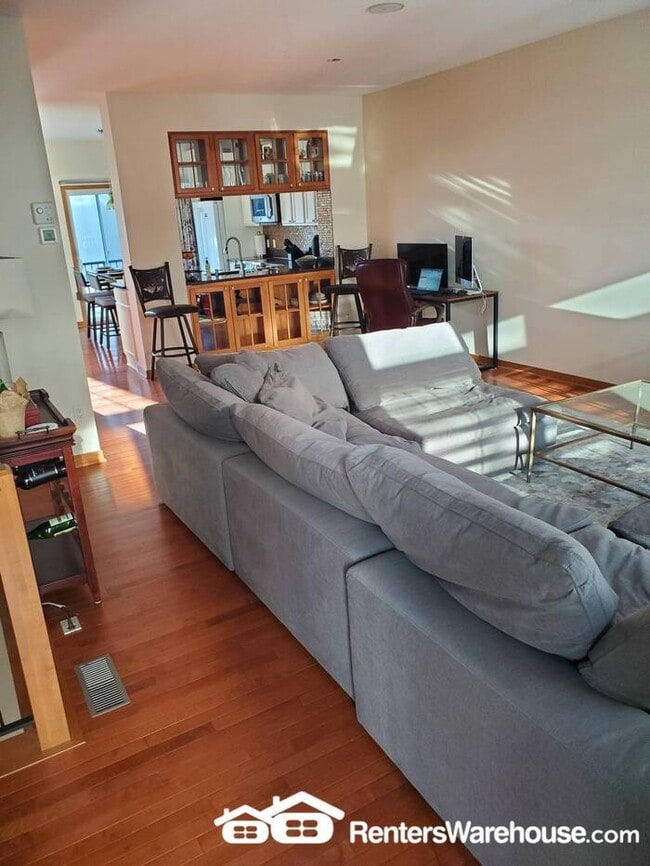 Building Photo - 2 Bedroom, 4 Bath Townhouse in a Great Riv...