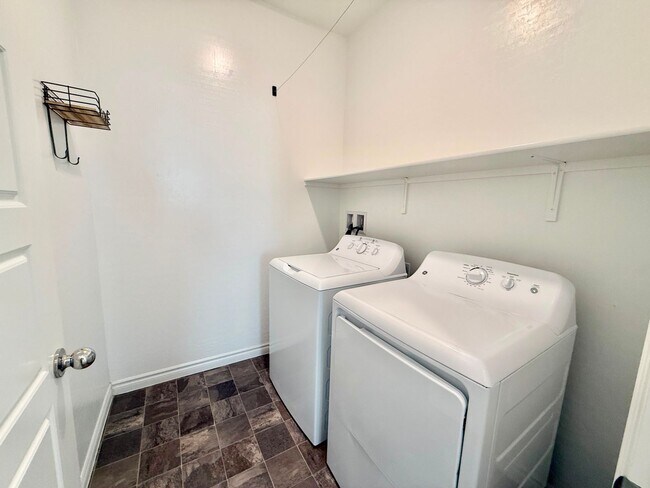 Building Photo - Gorgeous Home waiting for you!