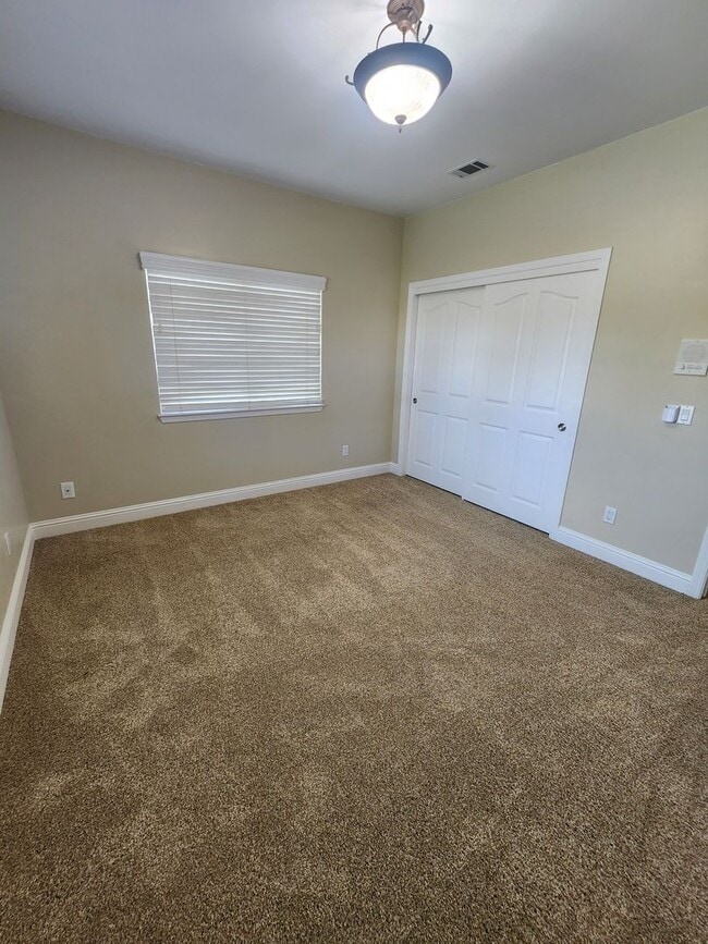 Building Photo - Gorgeous and Spacious 4 Bedroom Home
