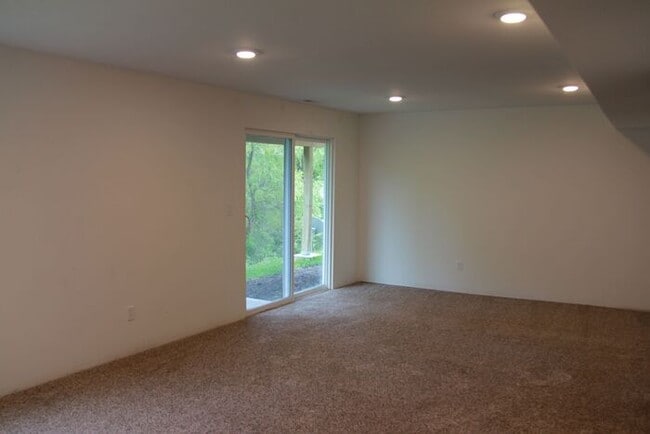 Building Photo - Beautiful Town Home!