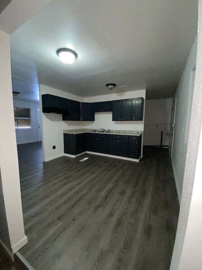 Building Photo - 1614 Parklane Dr