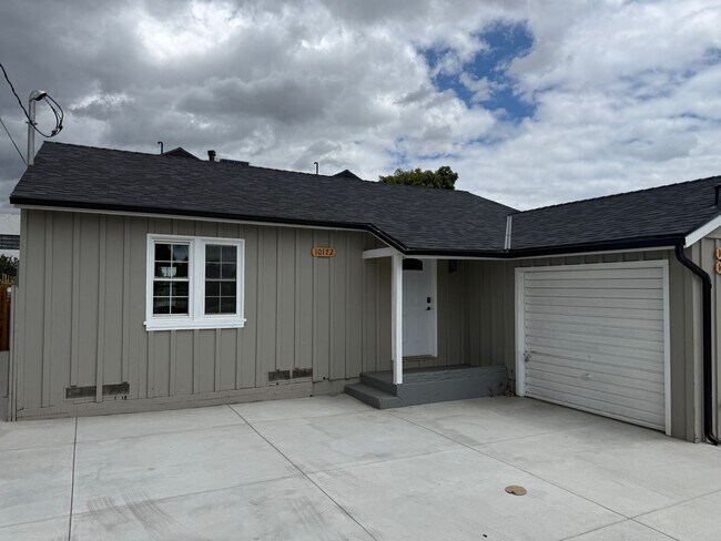 Building Photo - Stunning, Newly Remodeled 3 Bedroom, 2 Bath