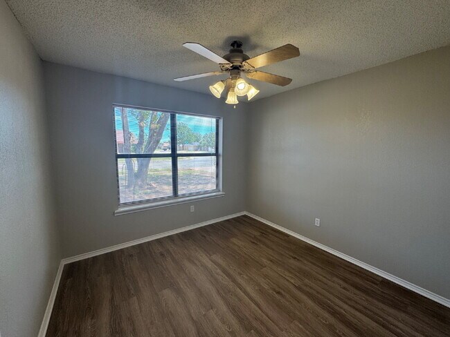 Building Photo - Stunning 3-Bedroom Haven with Cozy Firepla...