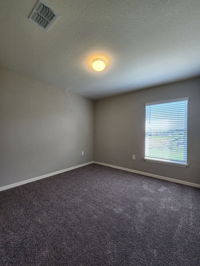 Building Photo - LIKE NEW!!! 4-Bedroom, 2-Bathroom in Villamar Winter Haven