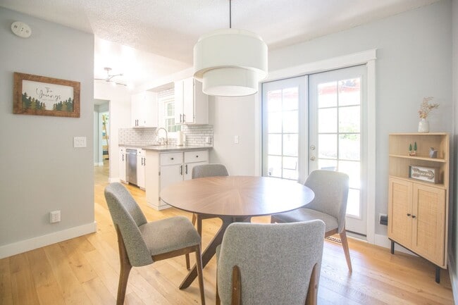 Building Photo - SE Portland 3 Bedroom Home with Amazing Ou...