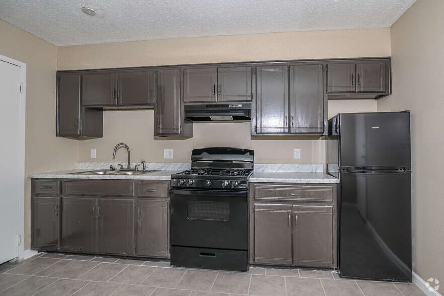 1BR, 1BA - 620SF - Kitchen - Carleton Crossing