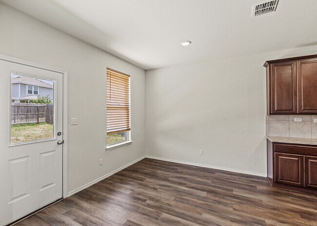 Building Photo - Welcome to your chic and spacious retreat