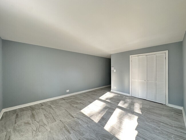 Building Photo - 6715 N California Ave