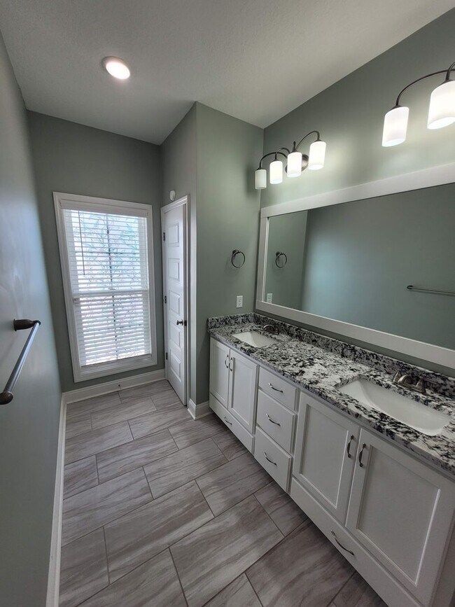 Building Photo - $500 Move-In Incentive - Spacious 4-Bedroo...