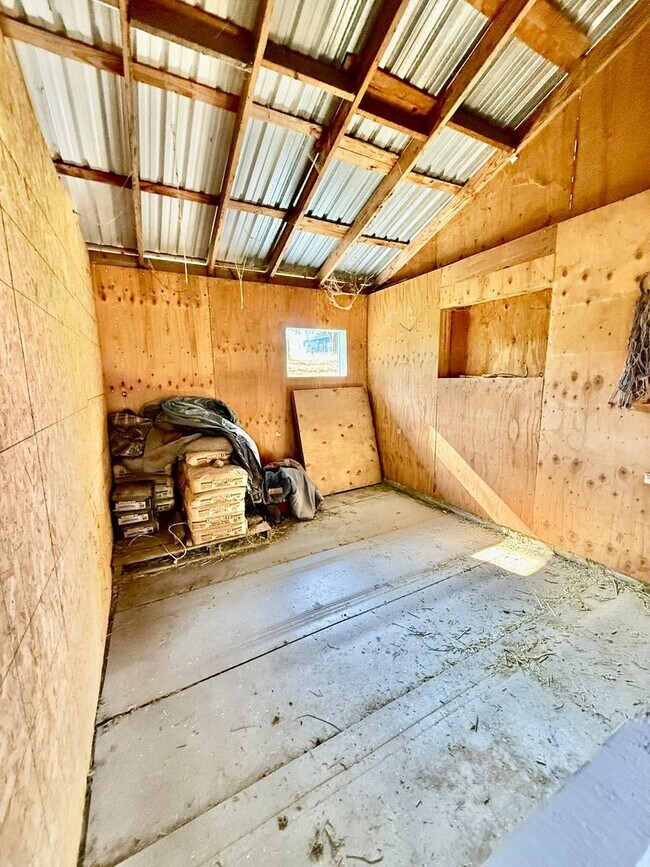 Building Photo - Unique Horse property with 2 units