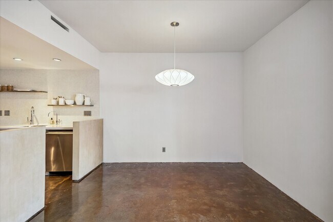 Building Photo - 2701 Westheimer Rd