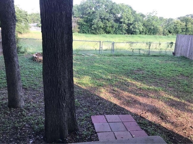 Building Photo - 6107 Parkwood Dr