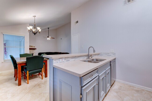 Building Photo - 10703 Highland Woods Dr