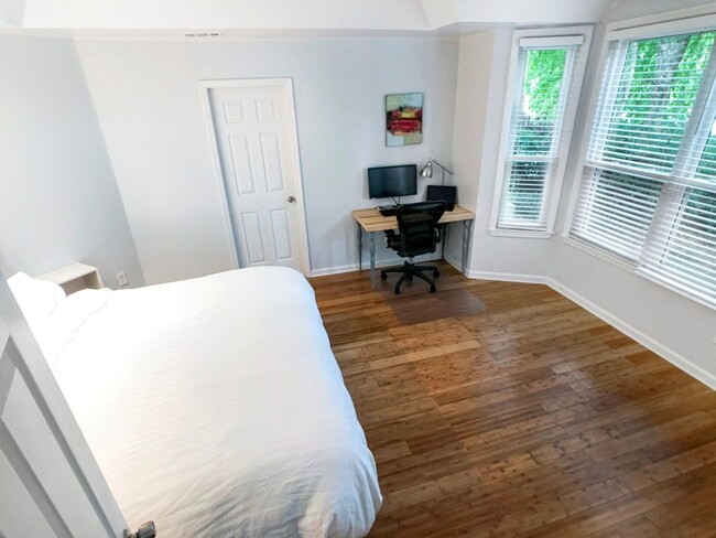 Building Photo - Beautiful Updated 2BR/2BA Condo Near Beltline