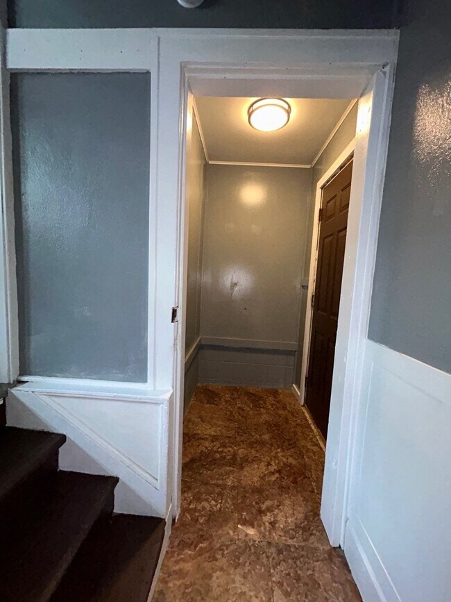 Building Photo - 704 E Renrose Ave