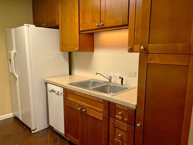 Building Photo - Coveted Portland Plaza Condo located in Do...