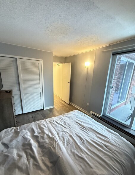 Building Photo - 140 Kenrick St