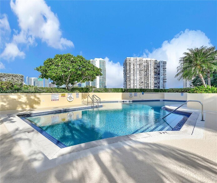 Building Photo - 2475 Brickell Ave