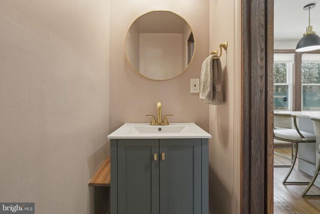 Building Photo - 32 Farragut Pl NW