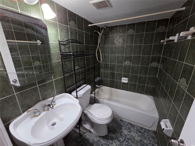 Building Photo - 10000 NW 80th Ct