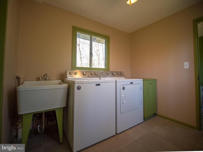 Building Photo - 4313 Woodlark Dr