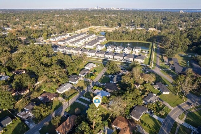 Building Photo - Gorgeous 3/2 Home