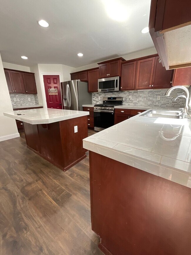Building Photo - Beautiful 3 BR/2.5 BA Home with Bonus Room