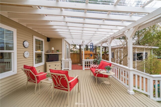Building Photo - Spacious 5-Bedroom Home with Backyard Oasi...