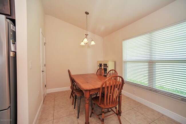 Building Photo - 553 Hollow Glen Dr