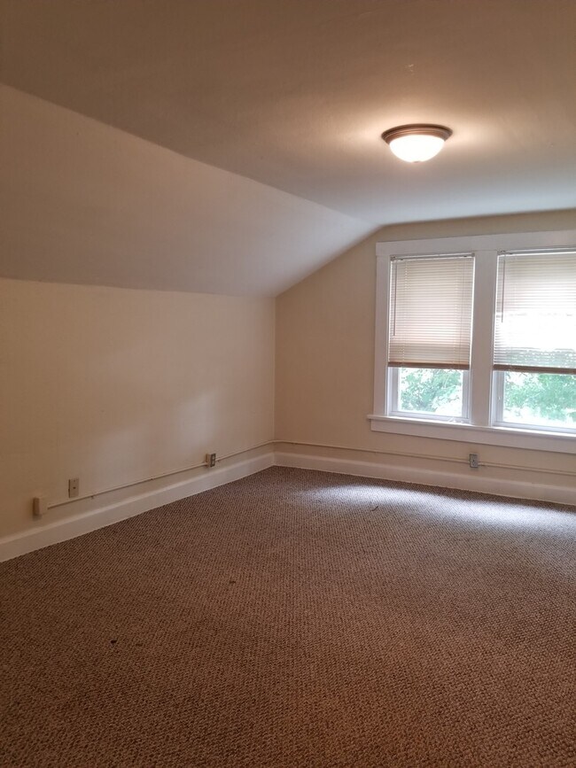 Building Photo - *AVAILABLE AUGUST 2028* 8 BEDROOM GREAT LOCATION