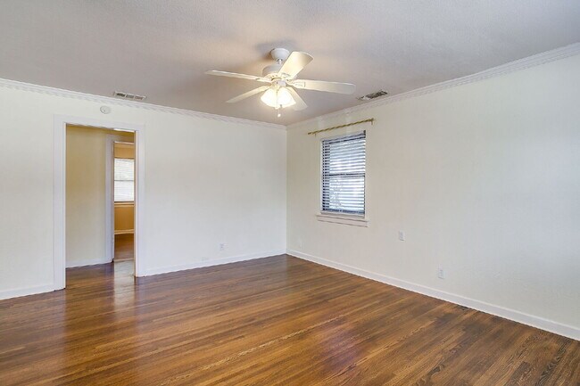 Building Photo - Well maintained 3 bedroom home in 76107