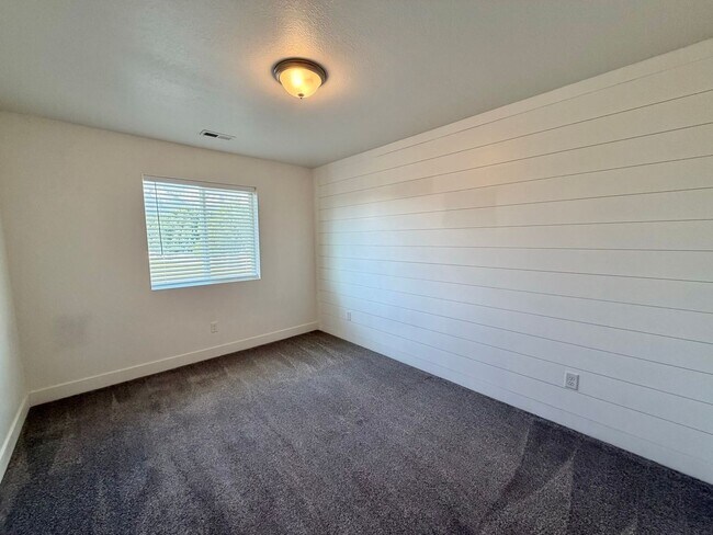 Building Photo - 428 1625 N