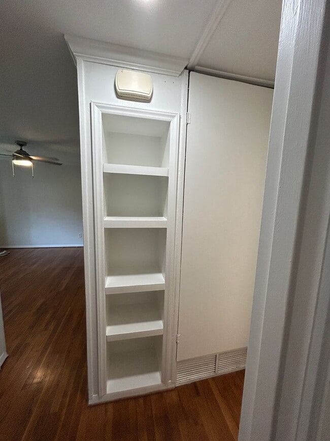 Building Photo - Cozy 2 bedroom/1 bath condo in the heart o...