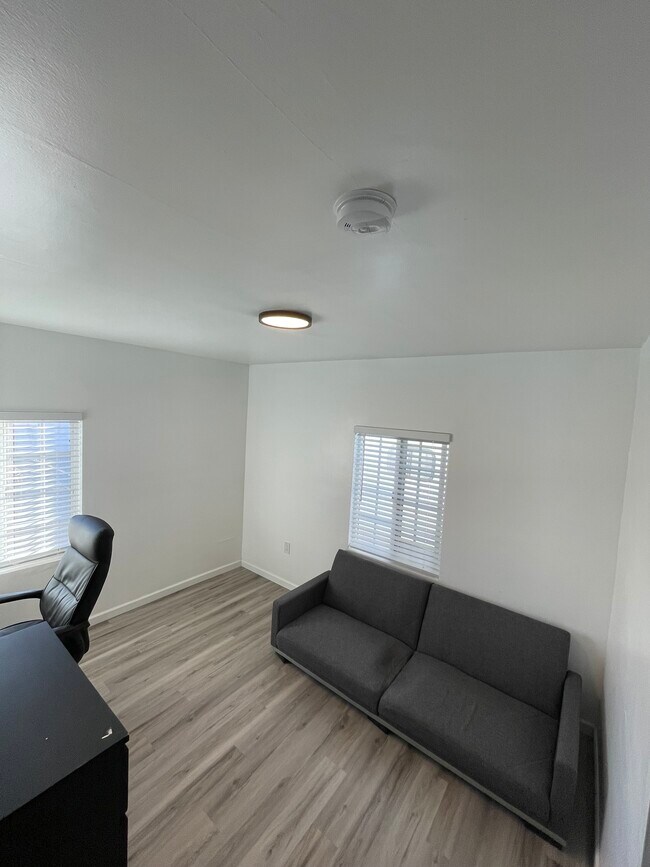 Building Photo - 450 W Hemlock St
